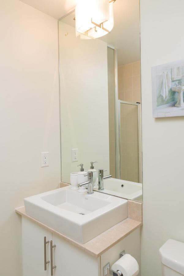 Sarkar Suites - Maple Leaf Square Торонто Экстерьер фото